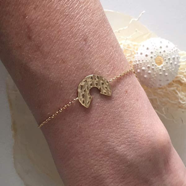 Gold plated chain bracelet with hammered open target