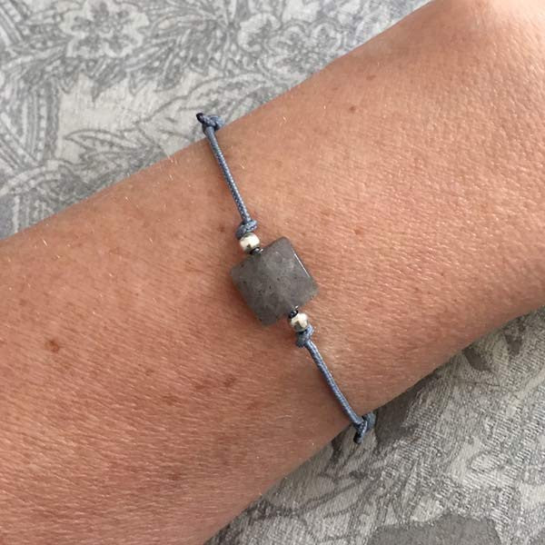 Bracelet cordon pierre carrée perles argent 