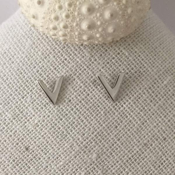 Small V silver earrings 