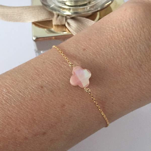 Gold-plated chain bracelet with small faceted pink mother-of-pearl cross