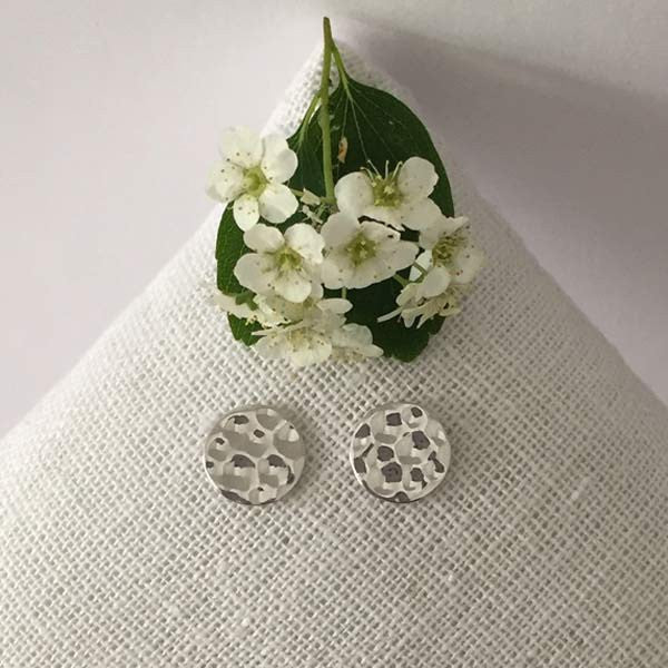 Silver hammered disc earrings 