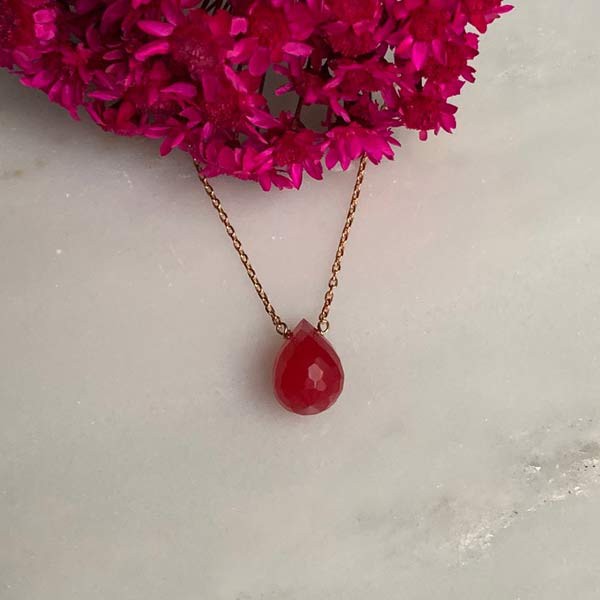 Gold plated chain necklace with fuchsia pink agate drop