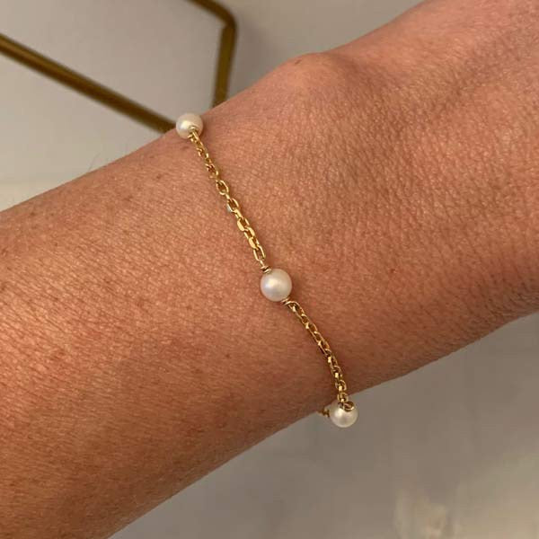 Gold plated chain bracelet with 5 small white pearls