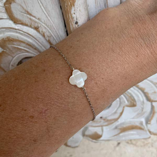 Bracelet chaine argent petite croix nacre blanche facettée      