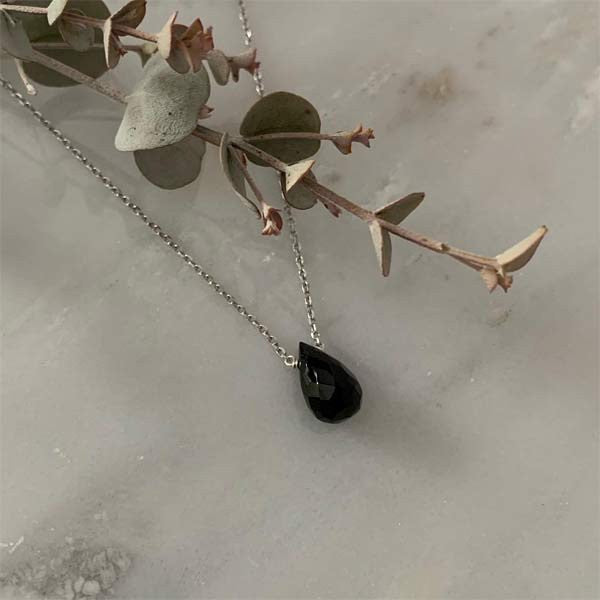 Silver chain necklace with faceted onyx drop