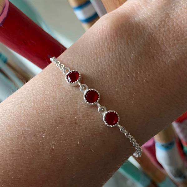 Silver chain bracelet with 3 garnets 