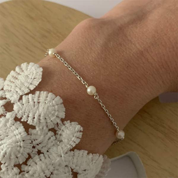 Silver chain bracelet with 6 small white pearls