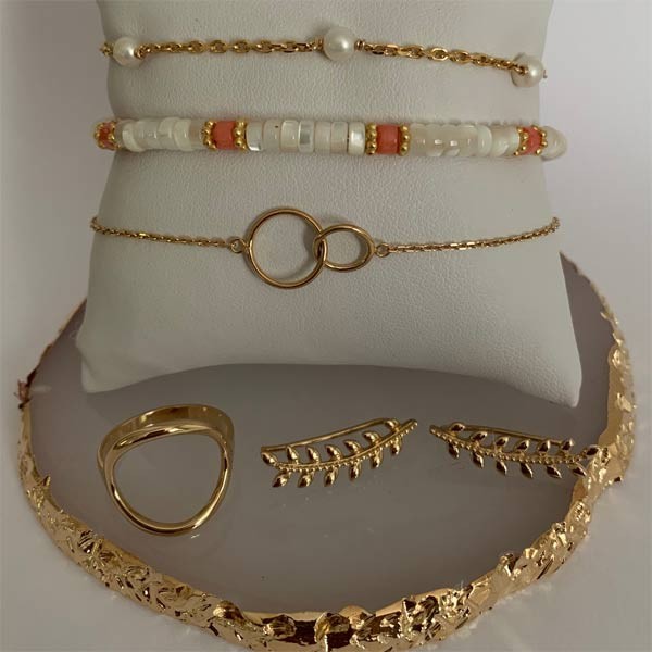 Gold plated chain bracelet with 5 small white pearls