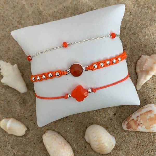 Macrame bracelet with carnelian stone and silver beads