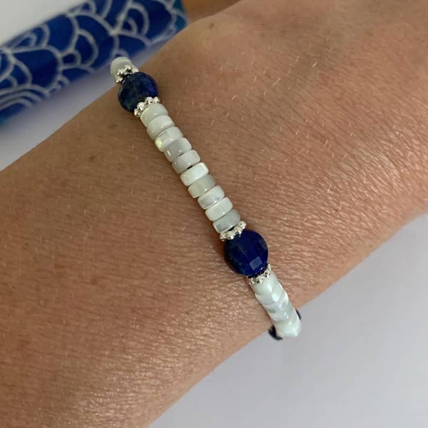 Heishi bracelet with white mother-of-pearl, lapis lazuli and pearls