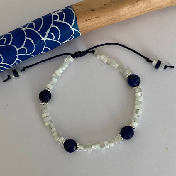 Heishi bracelet with white mother-of-pearl, lapis lazuli and pearls