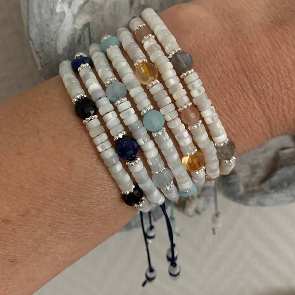 Heishi bracelet with white mother-of-pearl, lapis lazuli and pearls