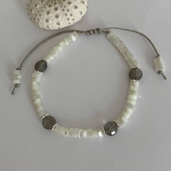 Heishi bracelet with white mother-of-pearl labradorite and pearls 