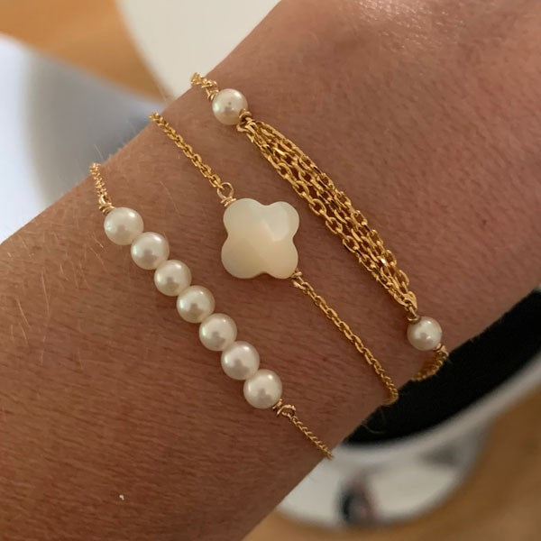 Gold plated chain bracelet with white freshwater pearl barrette