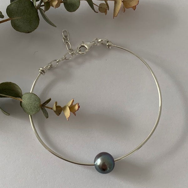 Fine silver bangle bracelet with gray pearl