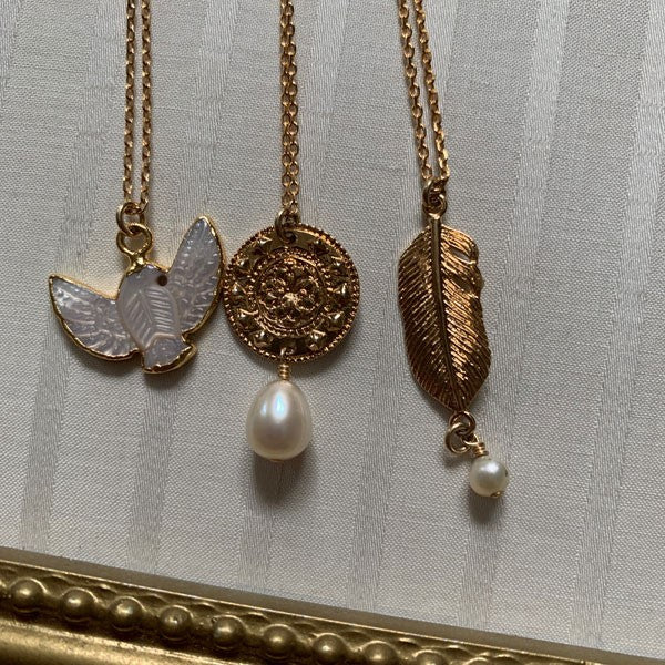 Gold plated chain necklace with small feather and freshwater pearl