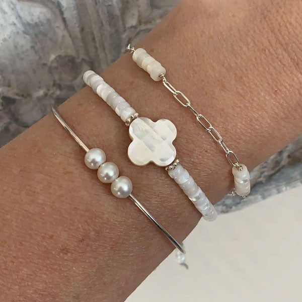 Heishi bracelet with white mother-of-pearl cross and pearls 