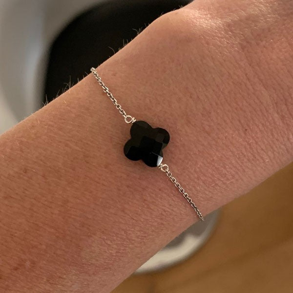 Silver chain bracelet with faceted onyx cross 