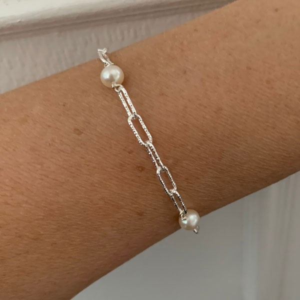 Silver chain bracelet with diamond rectangle and 3 white pearls 