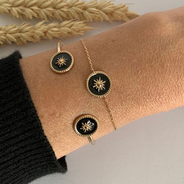 Fine gold-plated bangle bracelet with 2 black star beaded discs