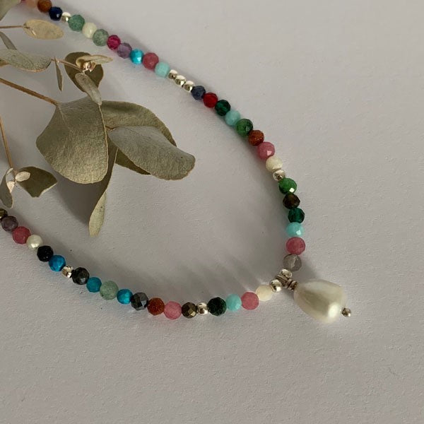 Silver necklace with fine stones and white pearl 