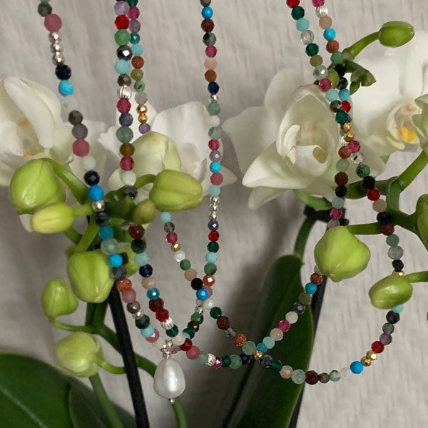 Silver necklace with fine stones and white pearl 