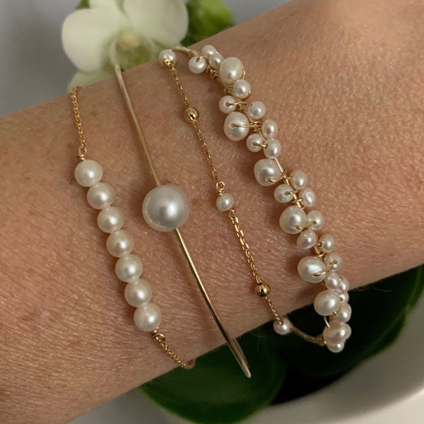 Gold plated chain bracelet with white freshwater pearl barrette