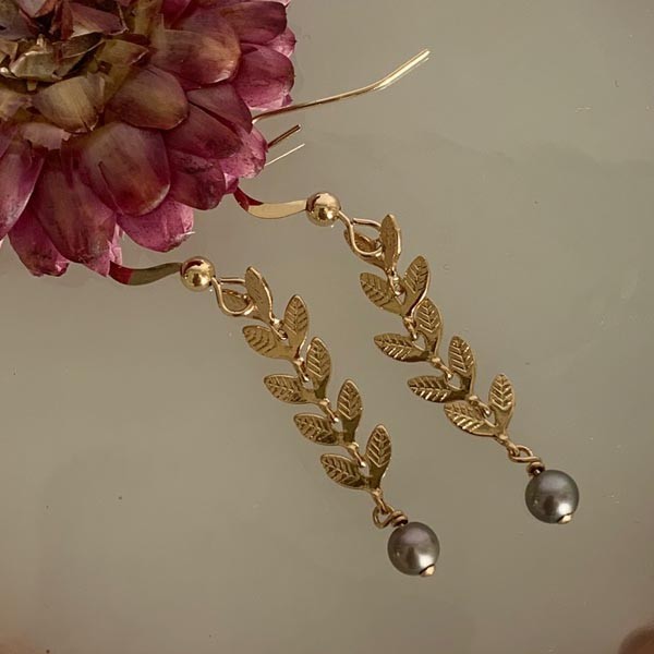 Gold plated laurel earrings with gray freshwater pearls 