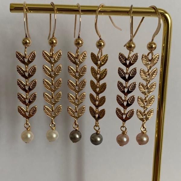 Gold plated laurel earrings with gray freshwater pearls 