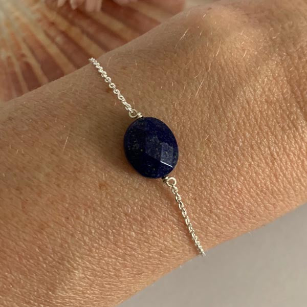 Silver chain bracelet with faceted oval lapis lazuli stone