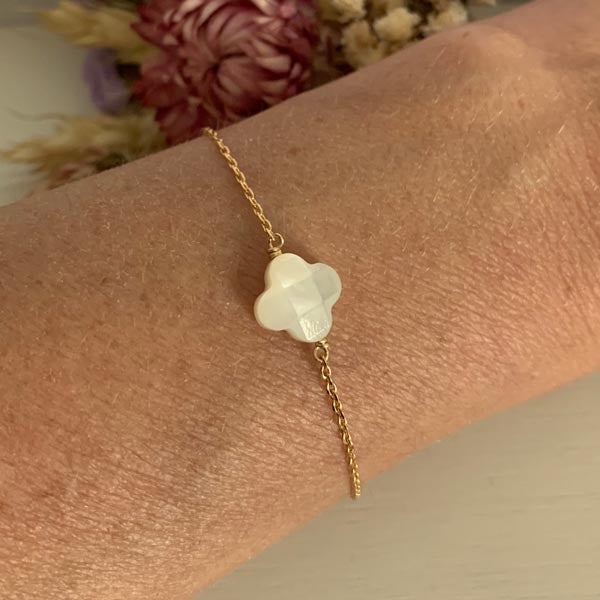 Gold-plated chain bracelet with small faceted white mother-of-pearl cross