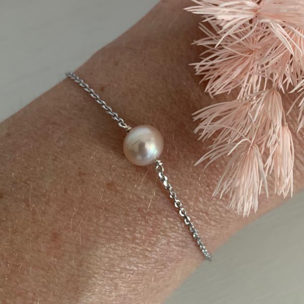 Silver chain bracelet with baroque pink pearl