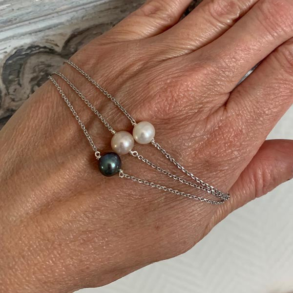 Silver chain bracelet with baroque gray pearl