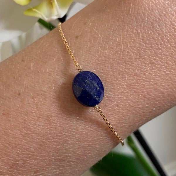 Gold plated chain bracelet with faceted oval lapis lazuli