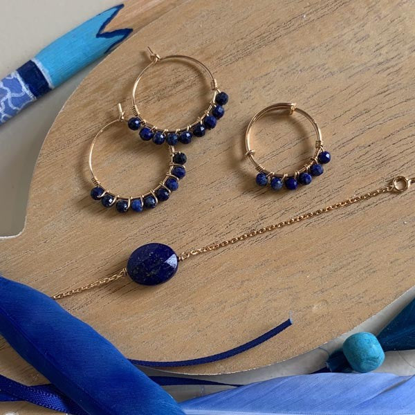 Gold plated chain bracelet with faceted oval lapis lazuli