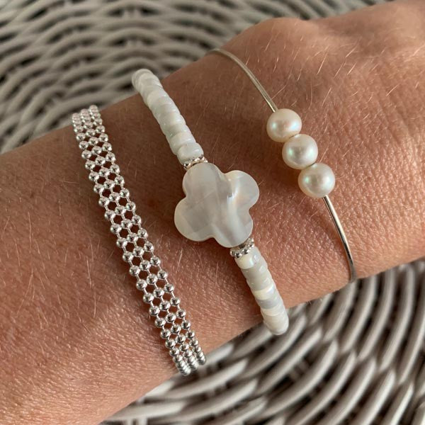 Heishi bracelet with white mother-of-pearl cross and pearls 