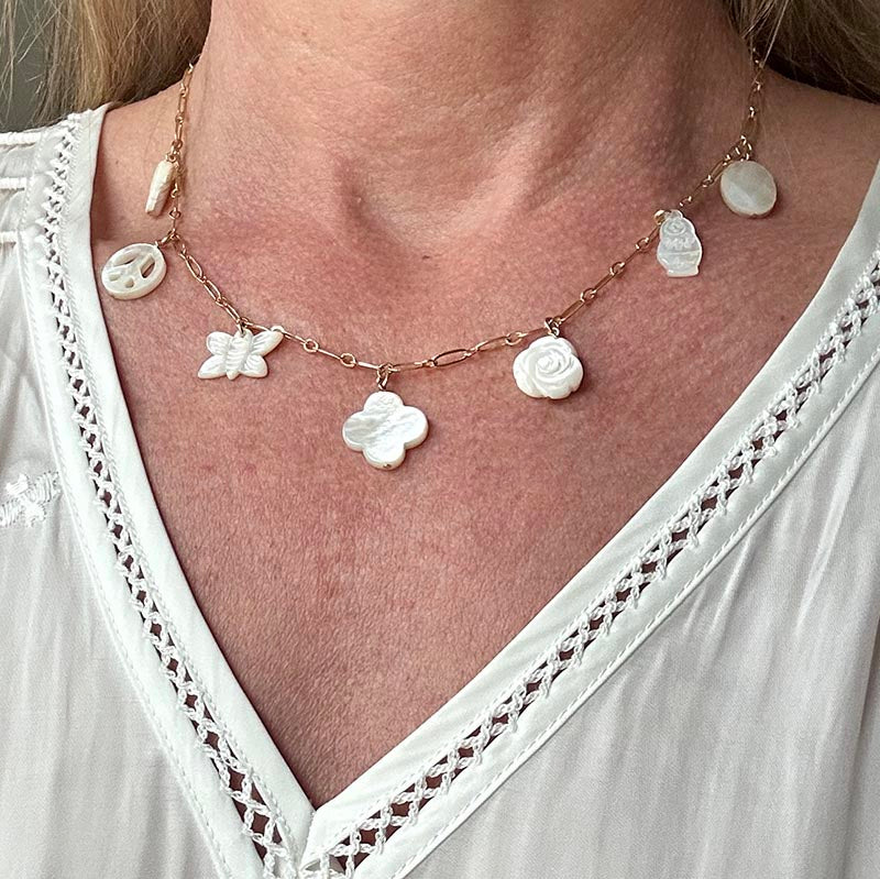 Collier chaine plaqué or 7 pendentifs en nacre blanche