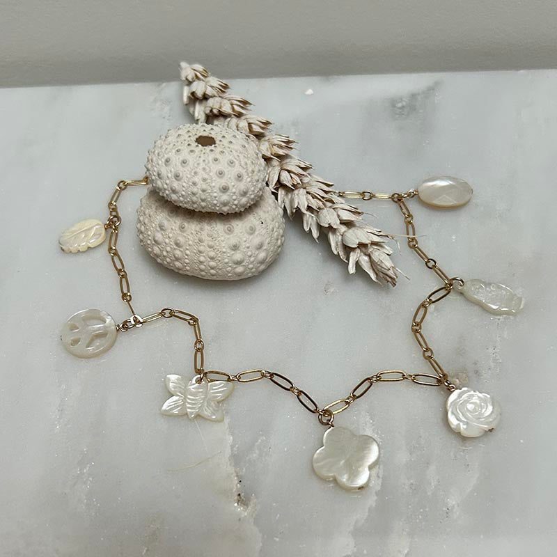Collier chaine plaqué or 7 pendentifs en nacre blanche