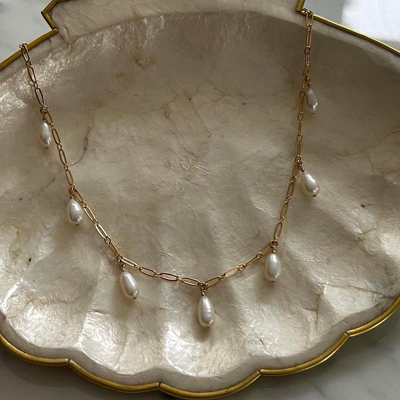 Collier chaine plaqué or 7 perles gouttes blanches