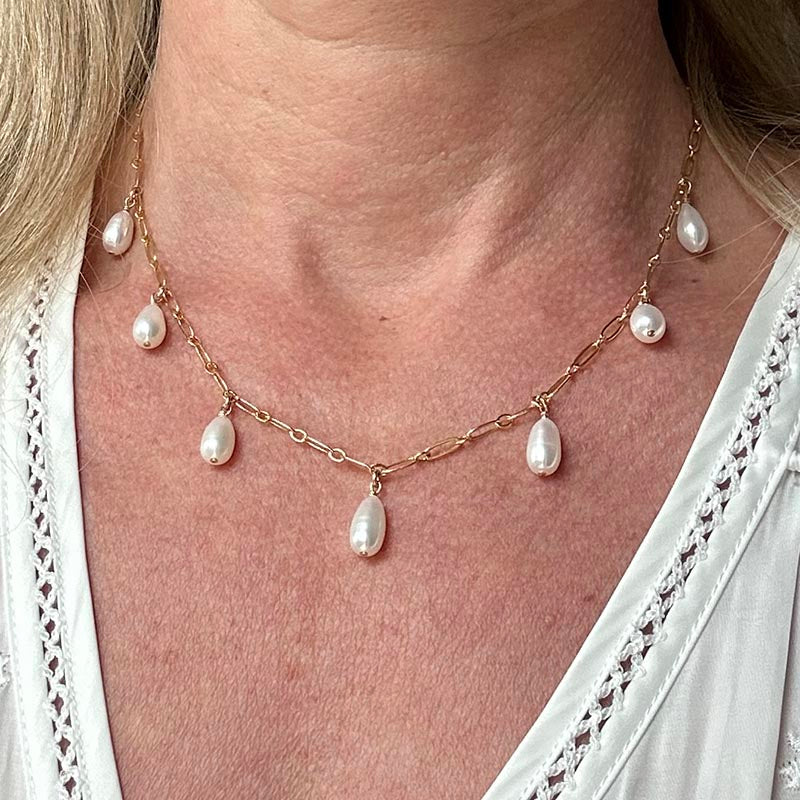 Collier chaine plaqué or 7 perles gouttes blanches