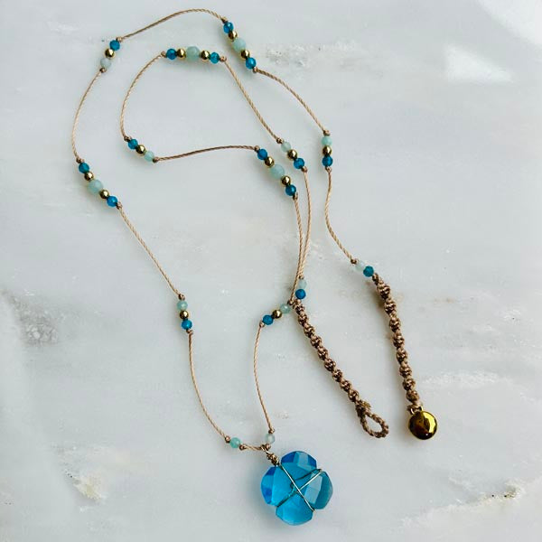 Collier cordon croix topaze bleue