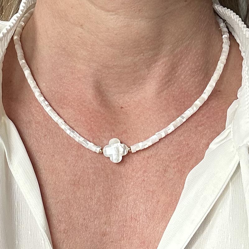 Collier Heishi croix nacre blanche et perles plaqué or