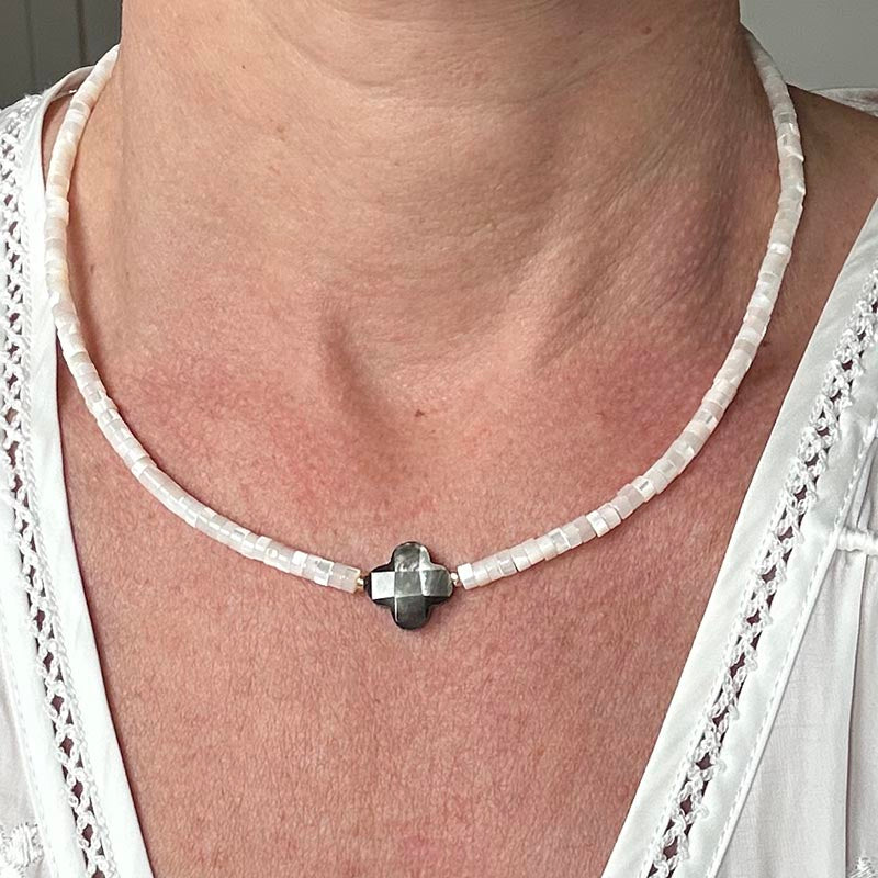 Collier Heishi croix nacre grise et perles plaqué or