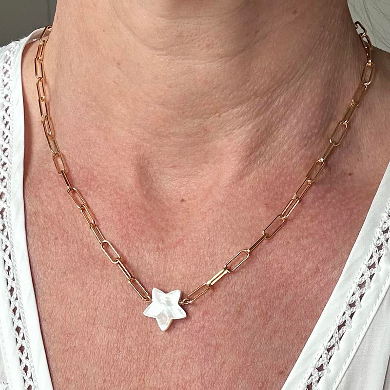 Medium silver chain necklace with white mother-of-pearl star