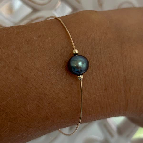 Fine gold filled bangle bracelet with black pearl beads