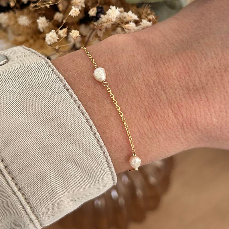 Bracelet chaine plaqué or 5 petites perles blanches baroques