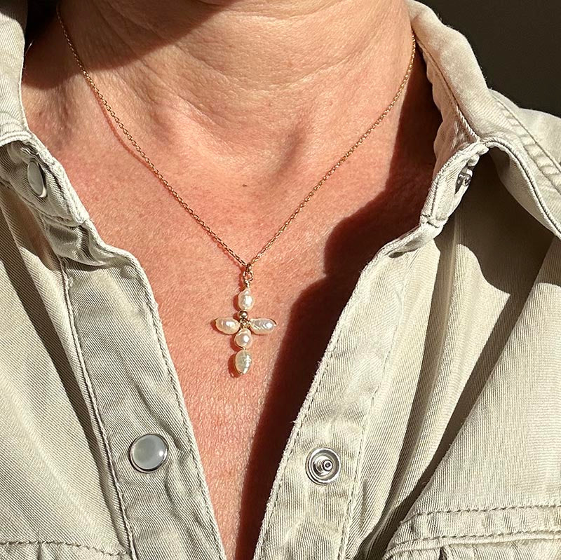 Collier chaine plaqué or petite croix perles d'eau douce blanches baroques