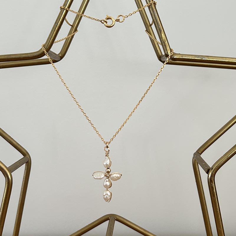 Collier chaine plaqué or petite croix perles d'eau douce blanches baroques