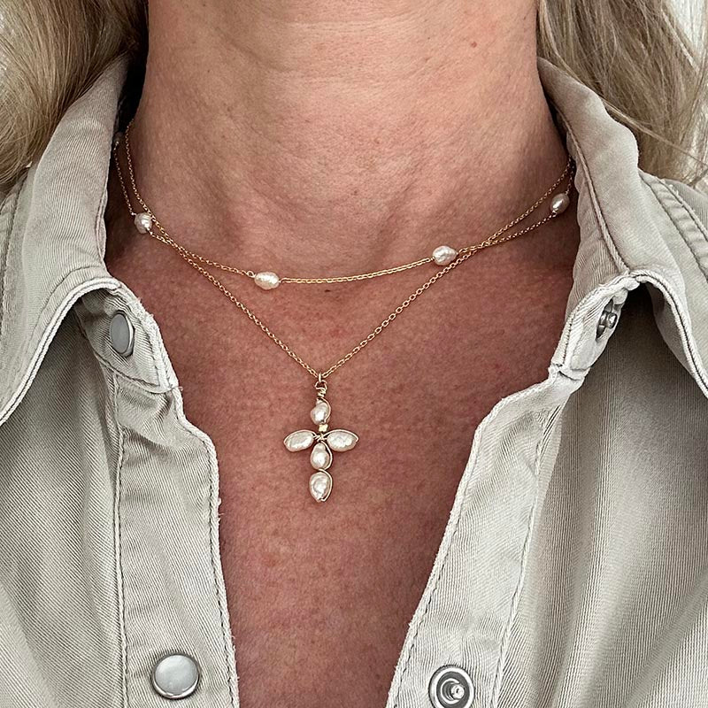 Collier chaine plaqué or 9 petites perles blanches ovales baroques