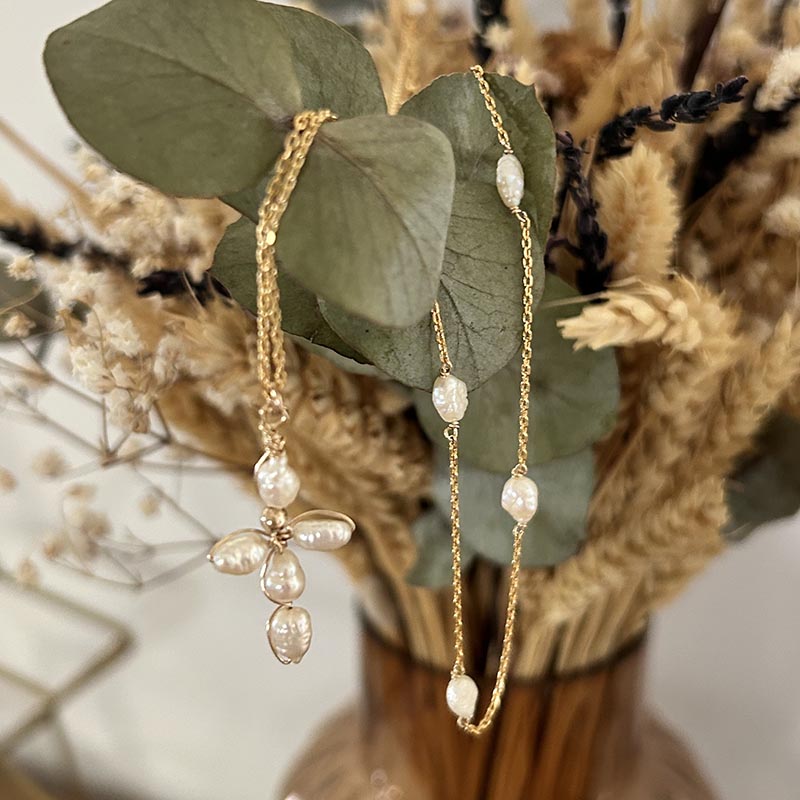 Collier chaine plaqué or 9 petites perles blanches ovales baroques